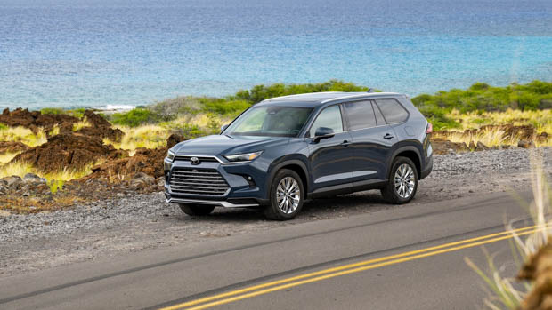 Toyota Grand Highlander Platinum 2023 au bord de l’eau