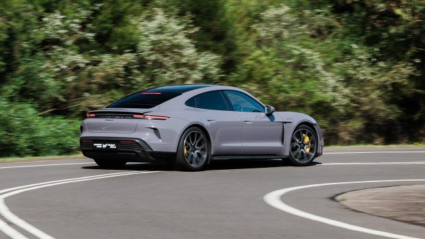 Vue de virage en angle arrière de la Porsche Taycan Turbo S 2024