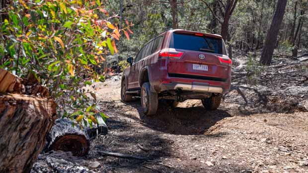 Toyota Land Cruiser 300 2022 tout terrain arrière 3/4