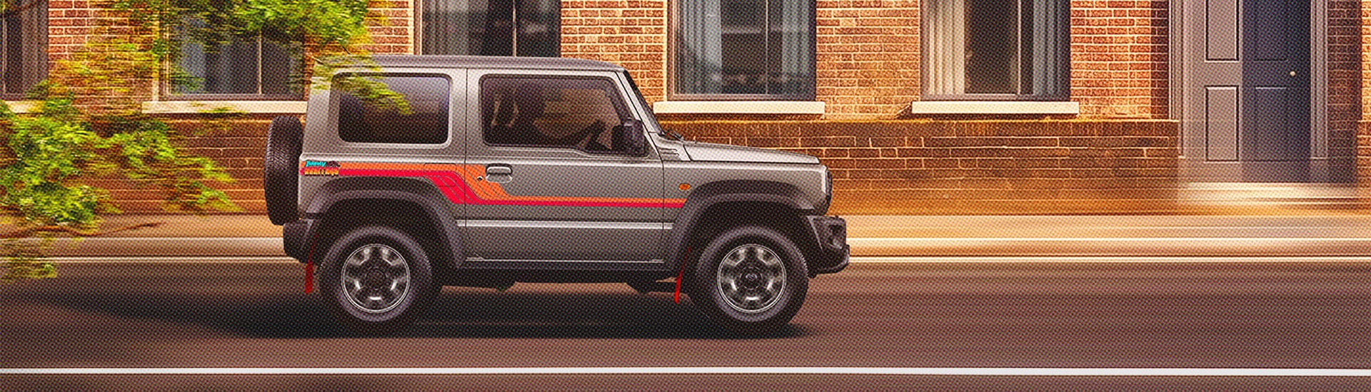 Suzuki Jimny Heritage 2027 : bavettes, rayures et vibrations rouges pour un tout-terrain en édition limitée exclusivement automobile
