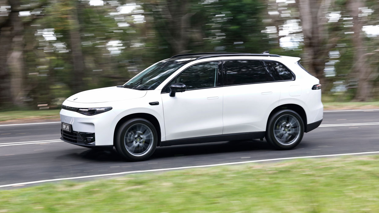Leapmotor C10 Design 2025 conduisant sur l'autoroute avant